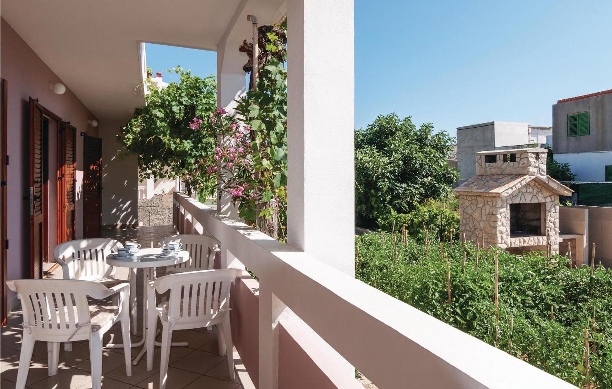 2 Bedroom Awesome Apartment In Pag Паг Екстериор снимка