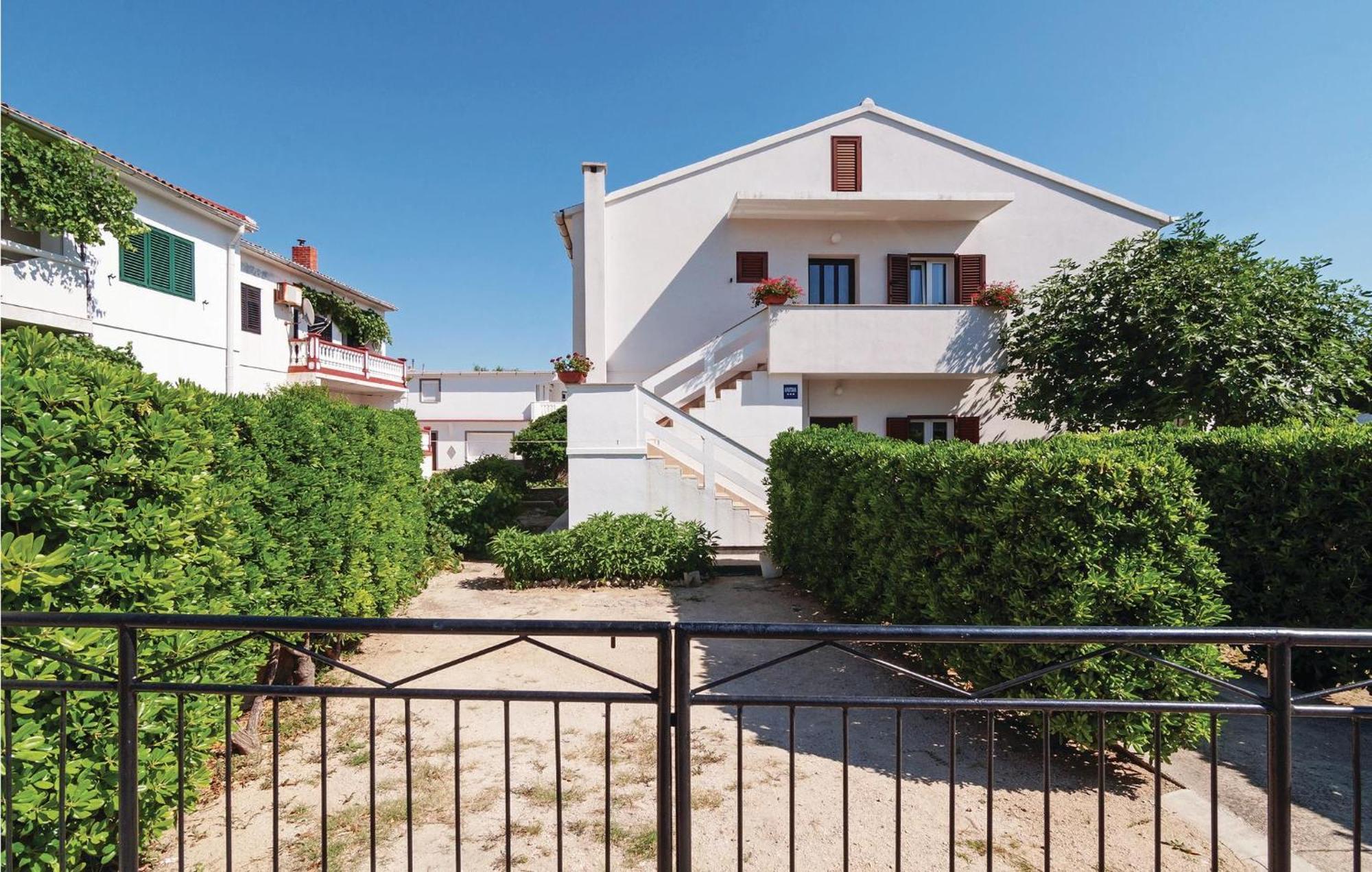 2 Bedroom Awesome Apartment In Pag Паг Екстериор снимка